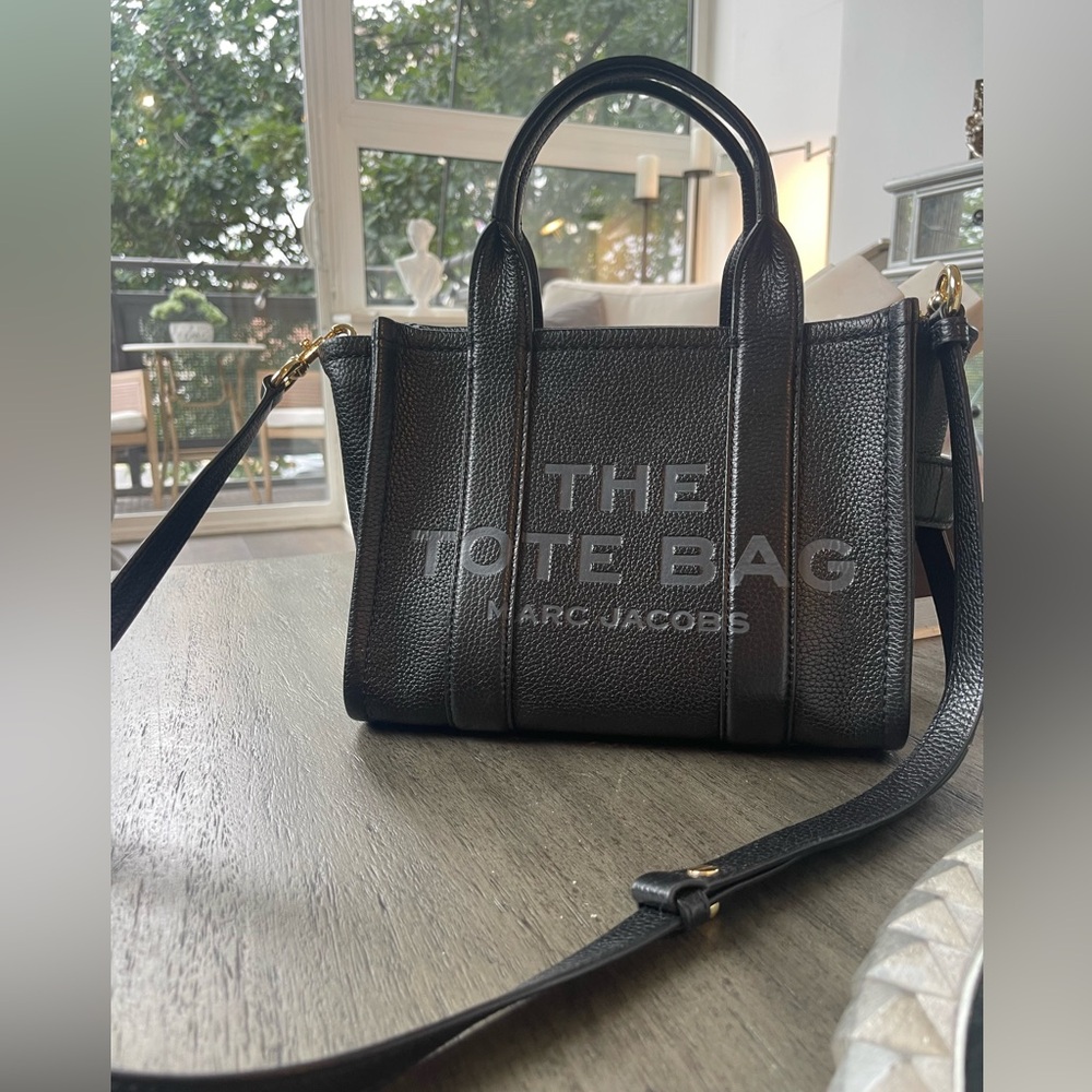 THE LEATHER 
SMALL TOTE BAG